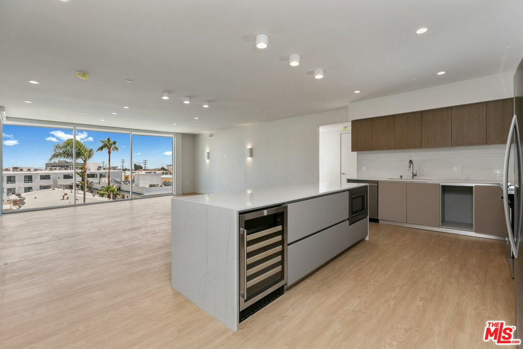 Property Photo: 11837 Mayfield Avenue 306 CA 90049