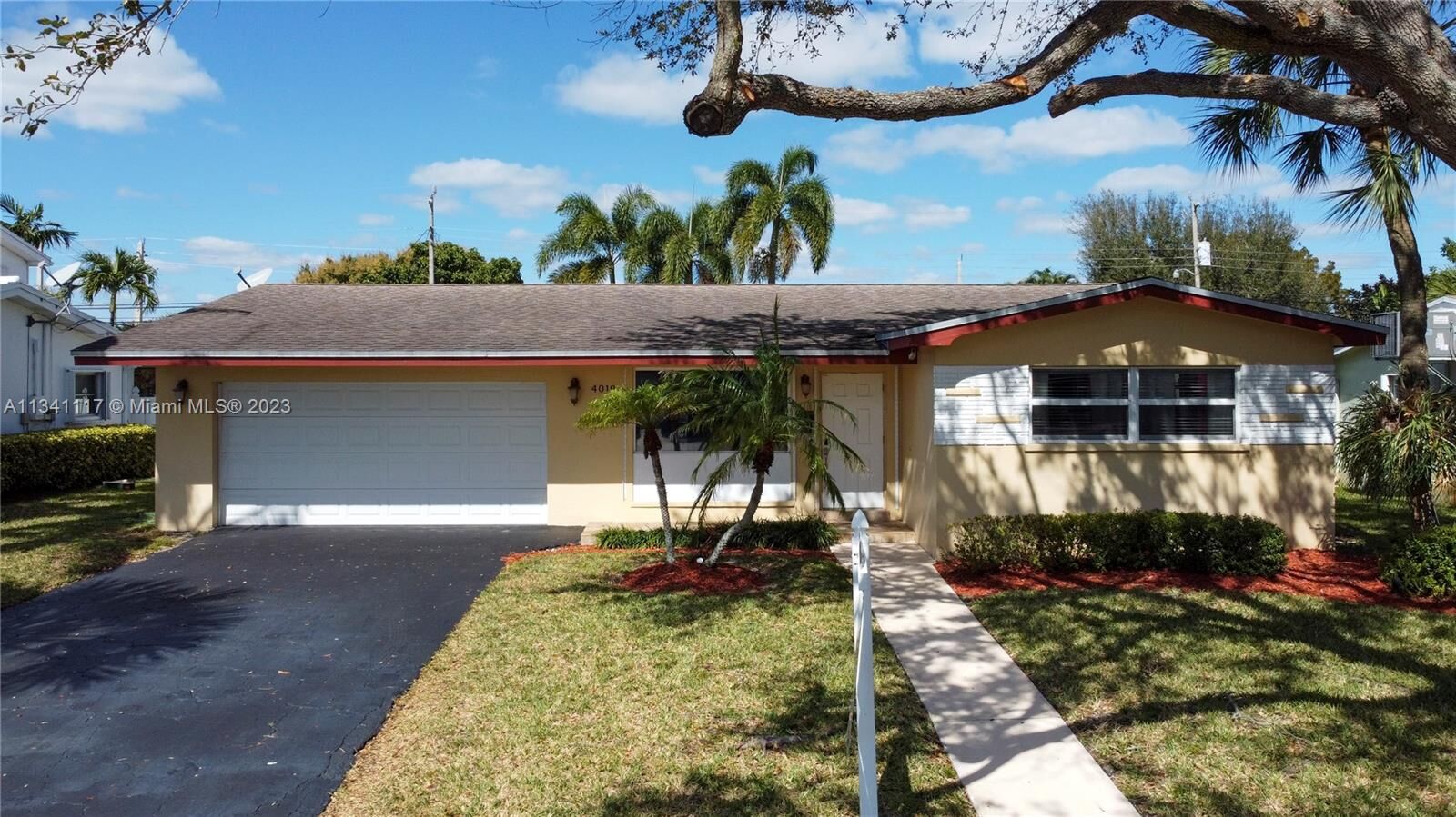 Property Photo:  4019 Lincoln St  FL 33021 
