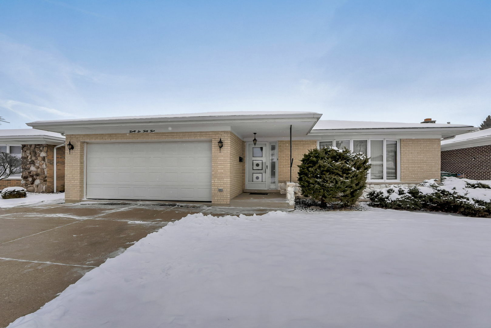 Property Photo:  2633 Plymouth Court  IL 60154 