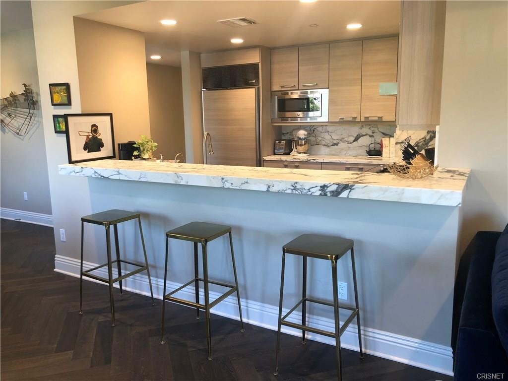 Property Photo: 718 N Croft Avenue 201 CA 90069