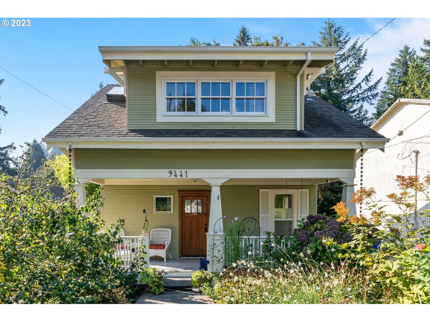 Property Photo: 9441 SW 8th Dr OR 97219
