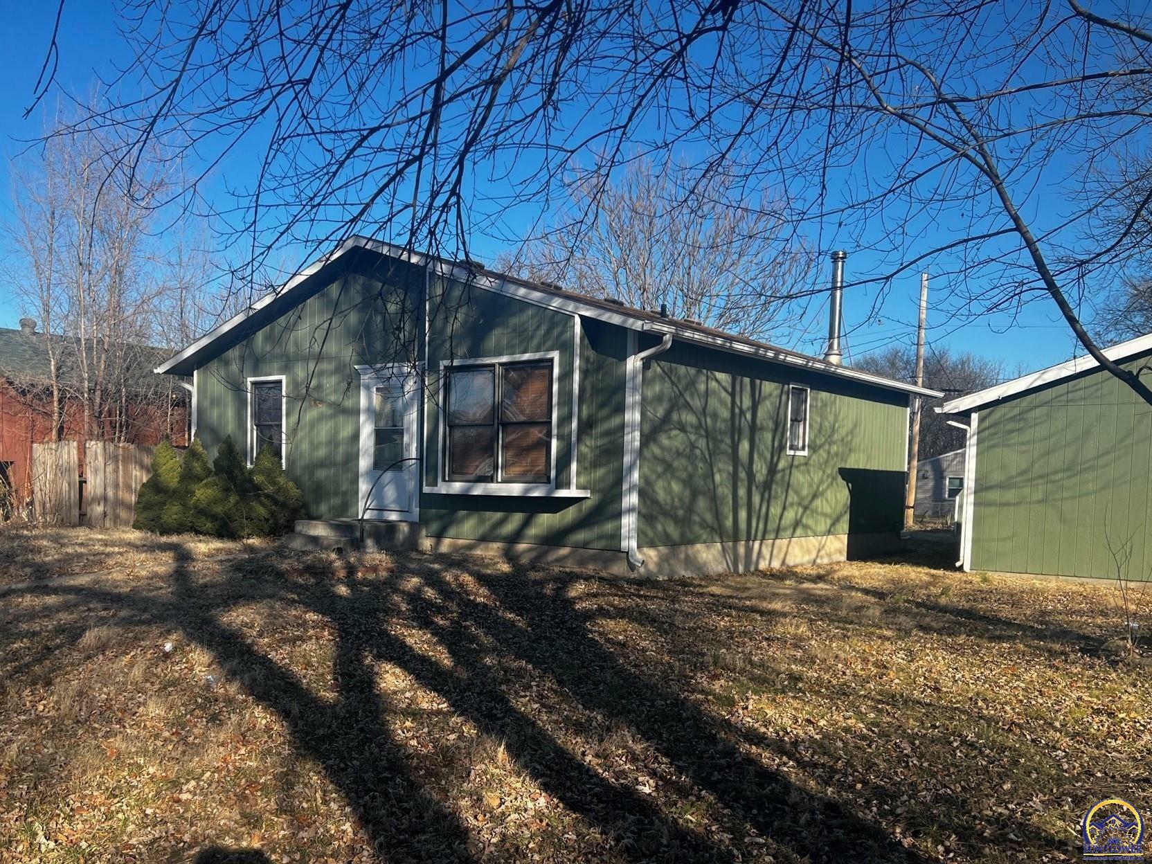 Property Photo:  1020 SE Lime St  KS 66607 