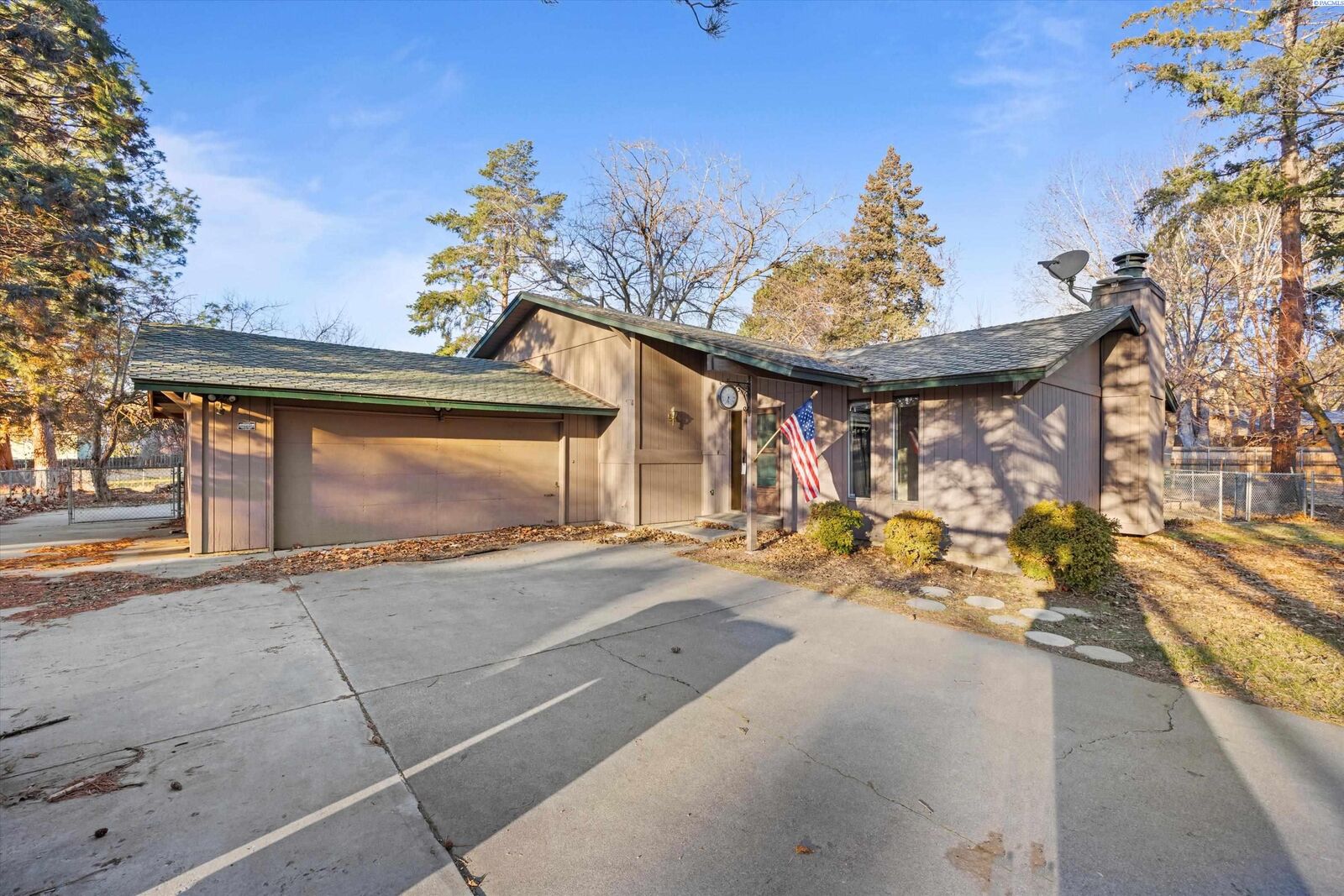 Property Photo: 2205 Camas Avenue WA 99354