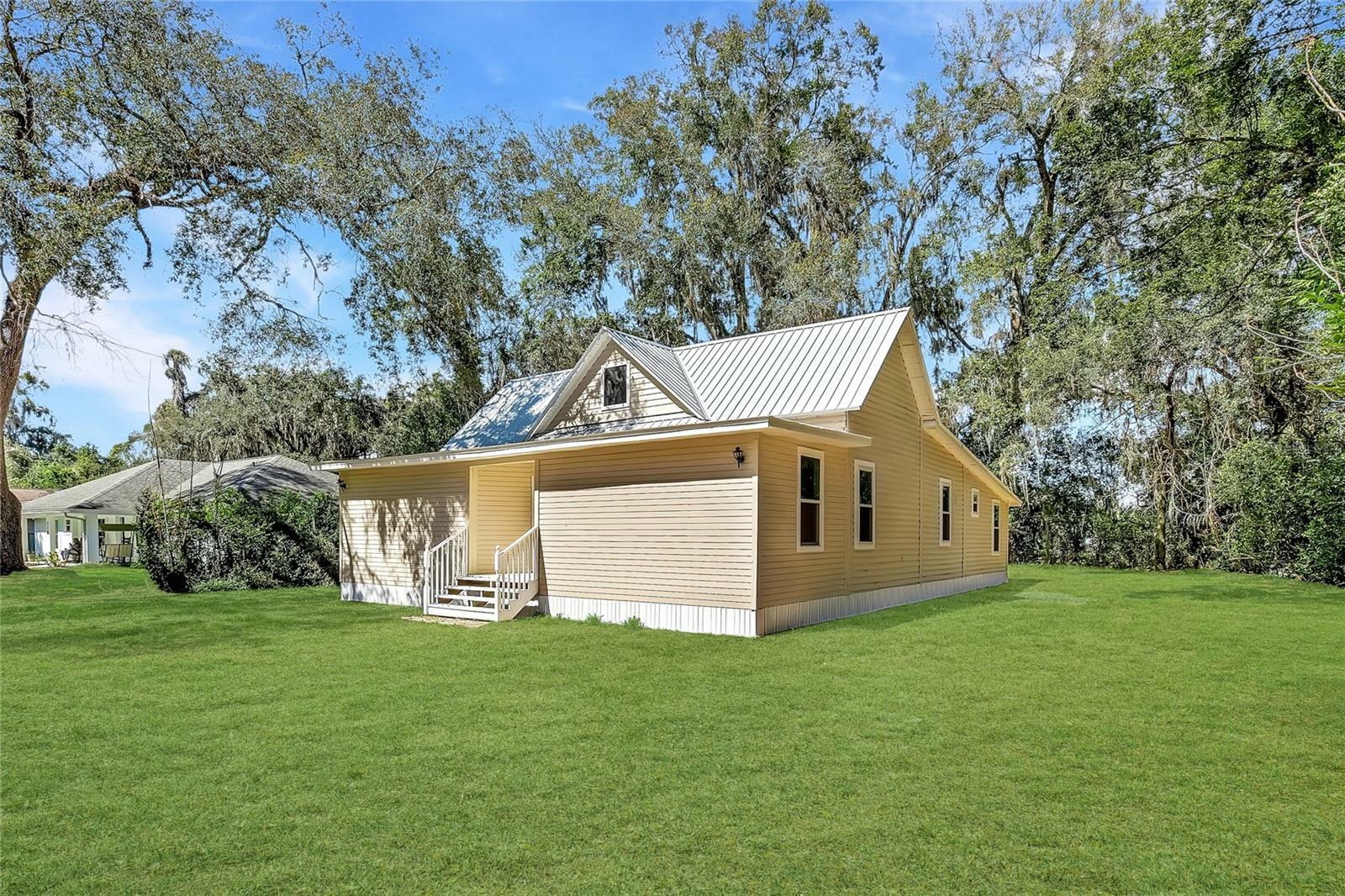 Property Photo:  214 W Dade Ave  FL 33513 