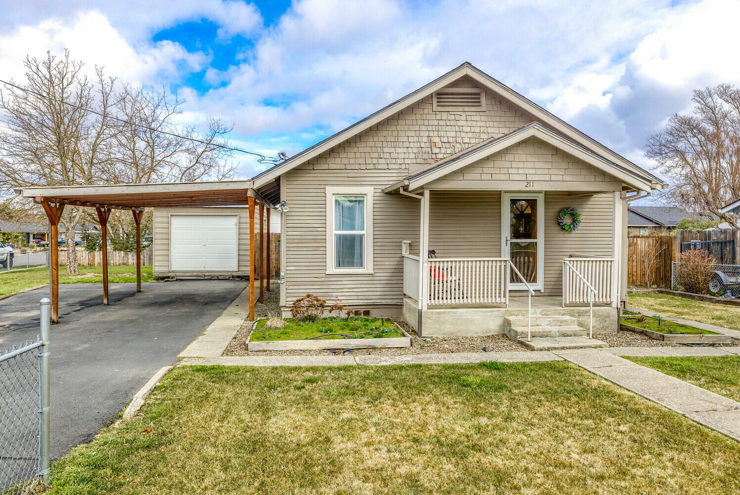 Property Photo: 211 Mace Road OR 97501
