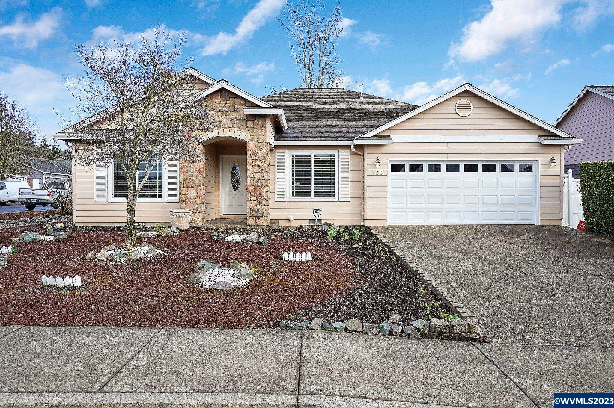 Property Photo: 193 N 12th St OR 97352