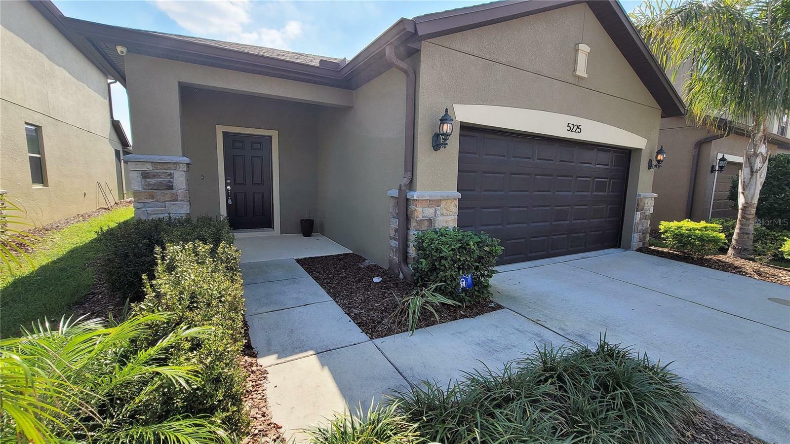 Property Photo:  5225 Fallen Leaf Drive  FL 33578 