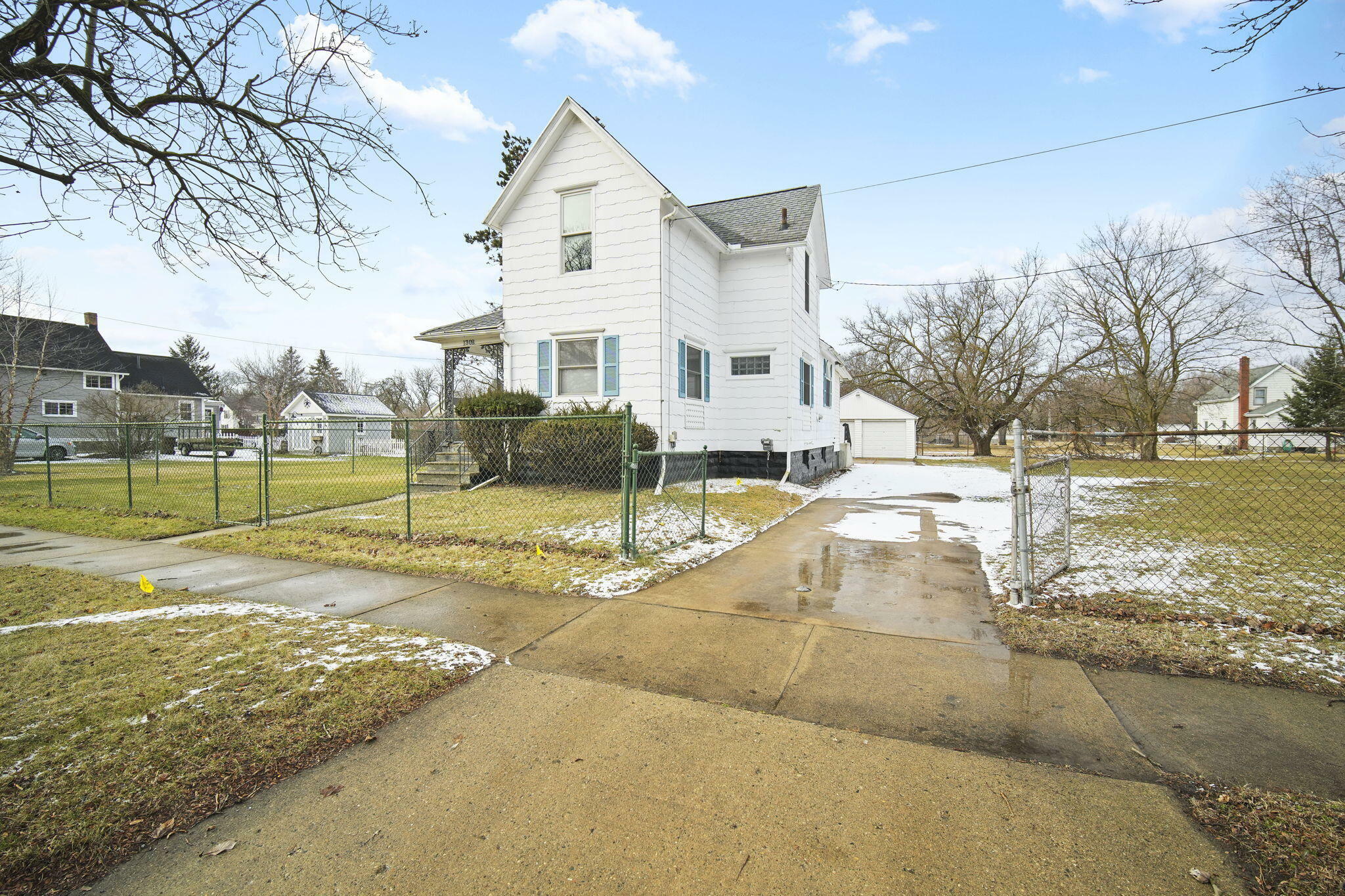 Property Photo:  1308 S Elm Avenue  MI 49203 