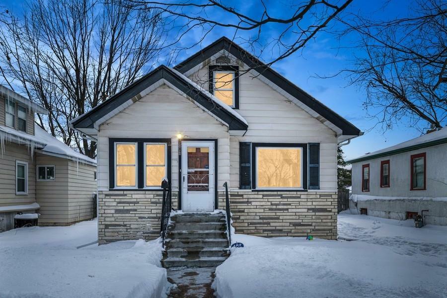 Property Photo:  1818 Hawthorne Avenue E  MN 55119 