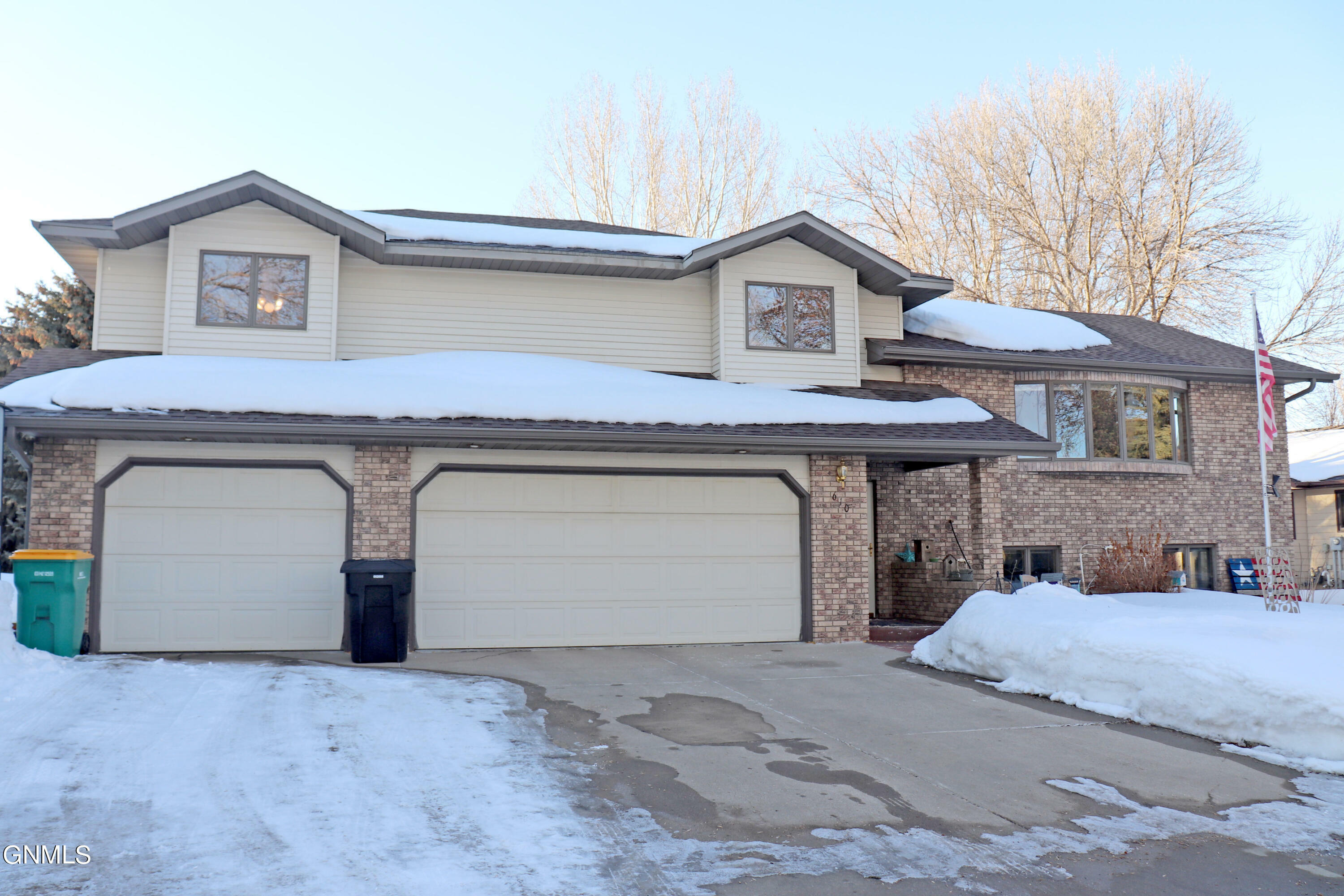 Property Photo:  610 Wachter Avenue W  ND 58504 