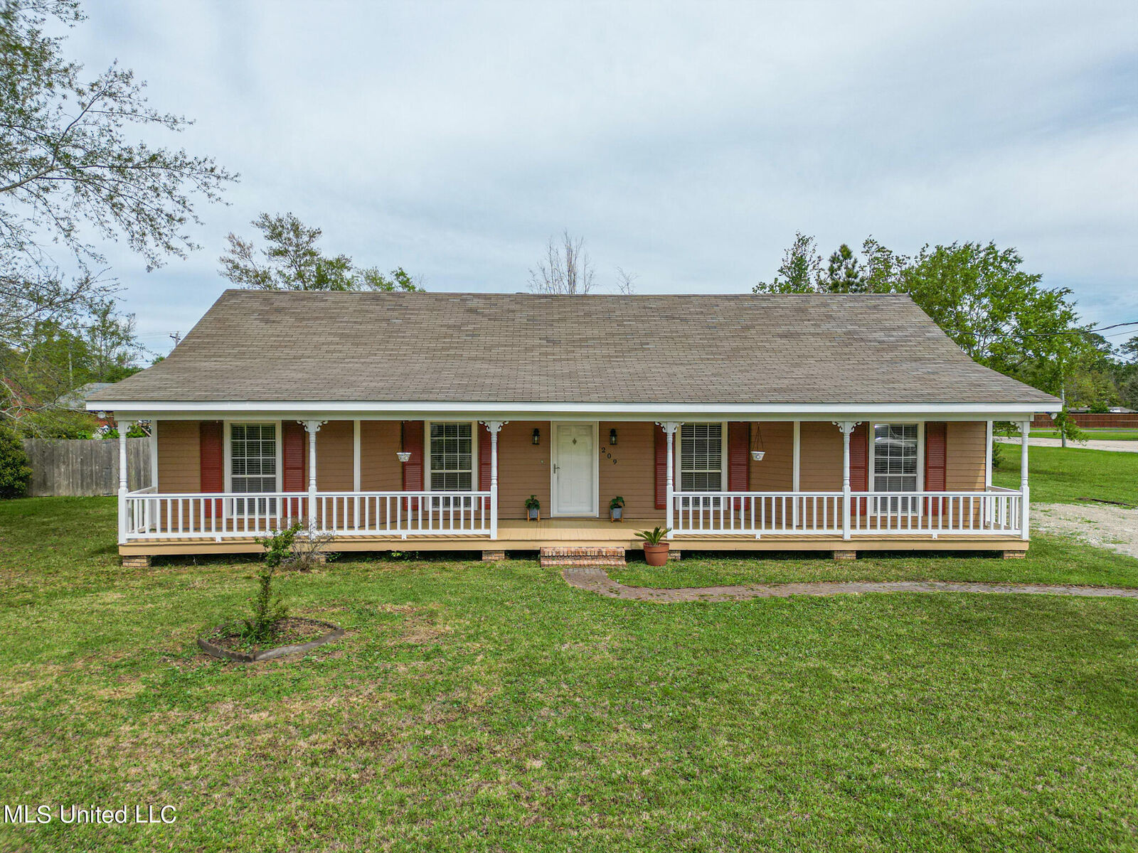 Property Photo:  209 Victoria Street  MS 39520 