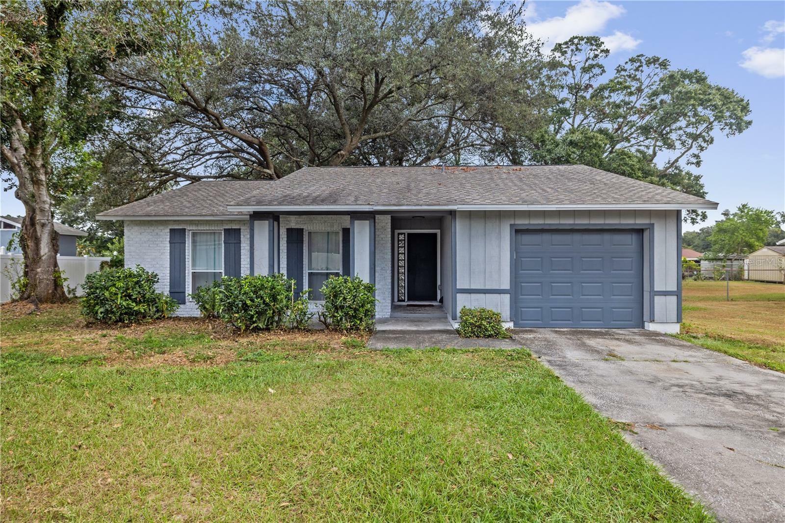 Property Photo:  404 King Louis Court  FL 33584 