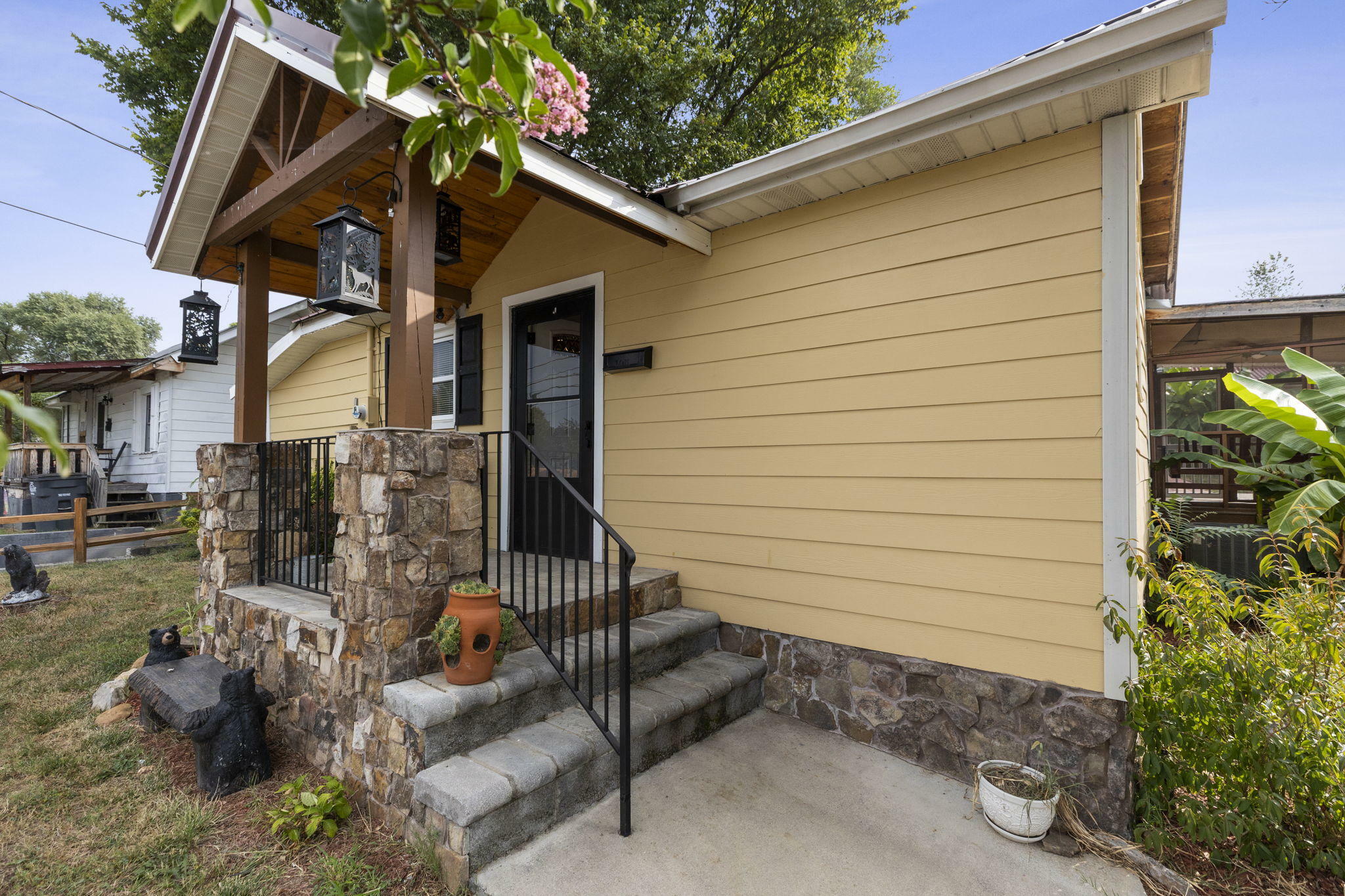 Property Photo:  917 Riverside Ave  TN 37660 