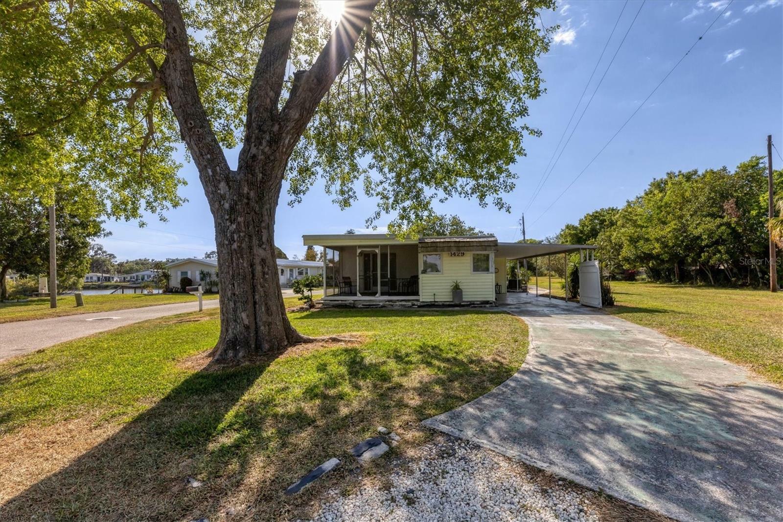 Property Photo: 1429 41st Avenue E FL 34222
