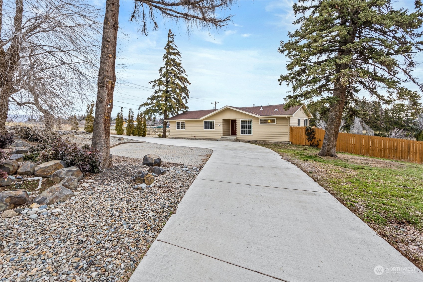 Property Photo:  700 N Willow Street  WA 98926 