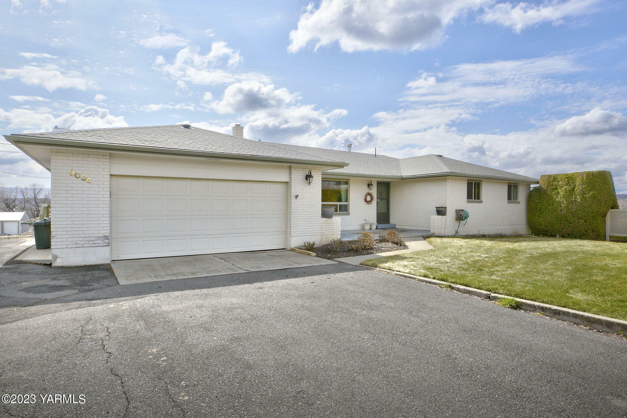 Property Photo: 9004 Tieton Dr WA 98908