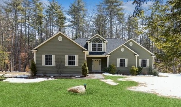 Property Photo: 8 Kelsey Drive NH 03044