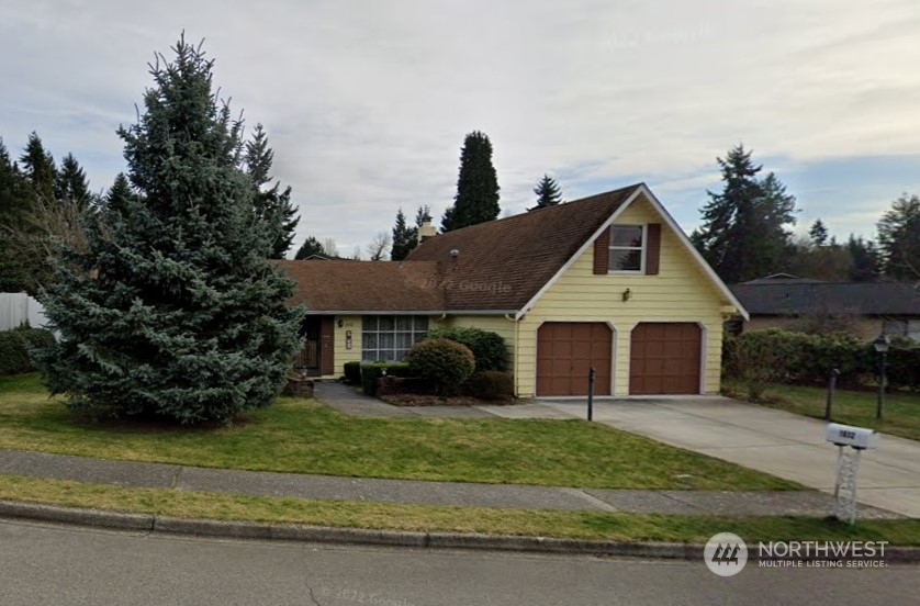 Property Photo:  1632 Rolling Hills Avenue SE  WA 98055 