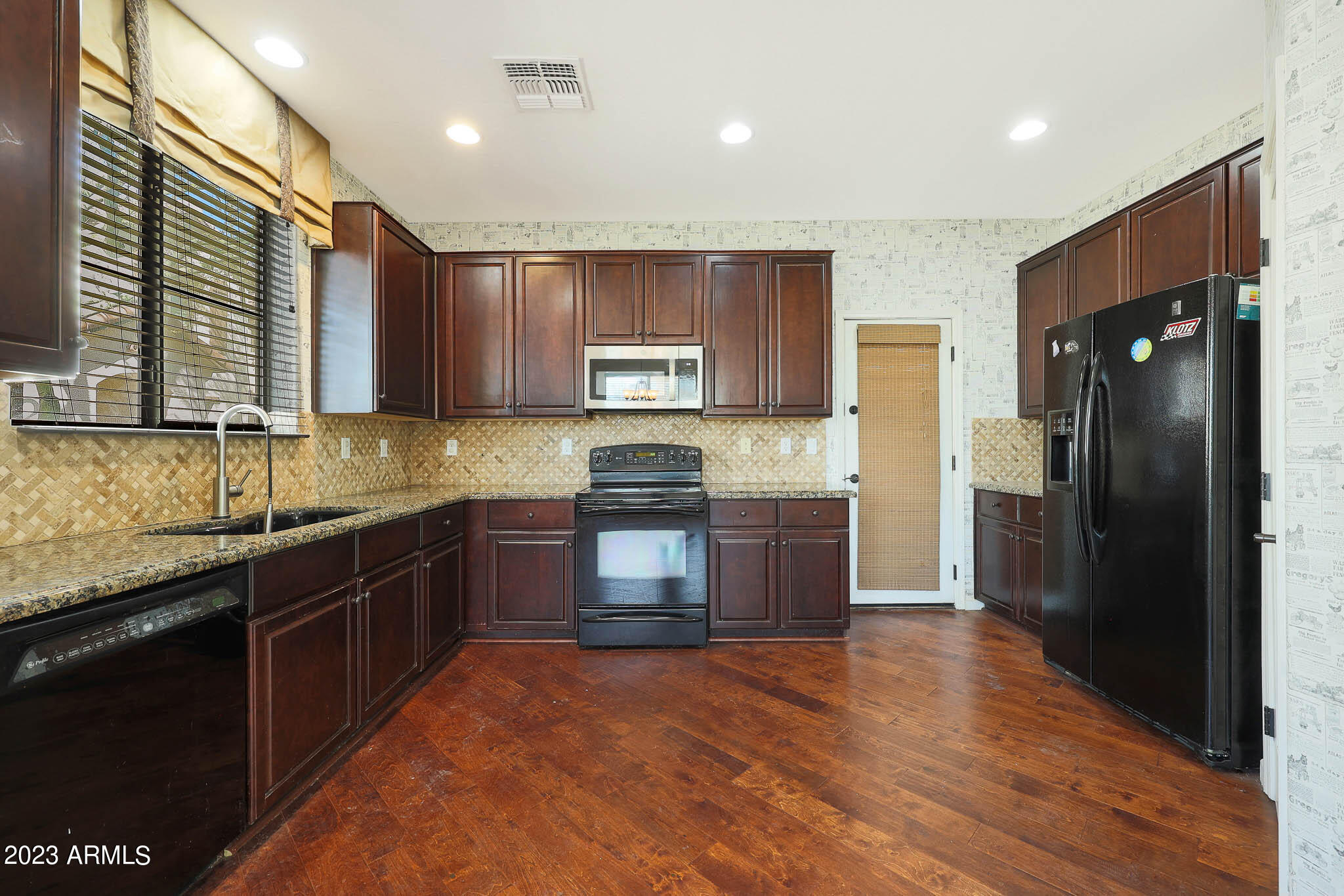 Property Photo:  6837 S 7th Lane  AZ 85041 
