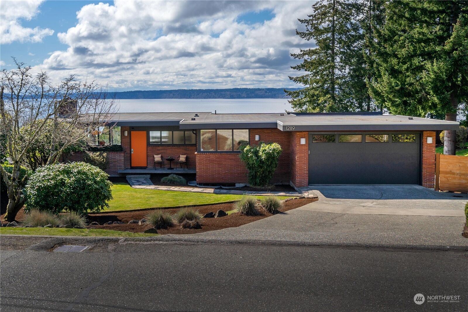 House for sale in Burien 12119 25th Avenue SW, Burien, WA 98146