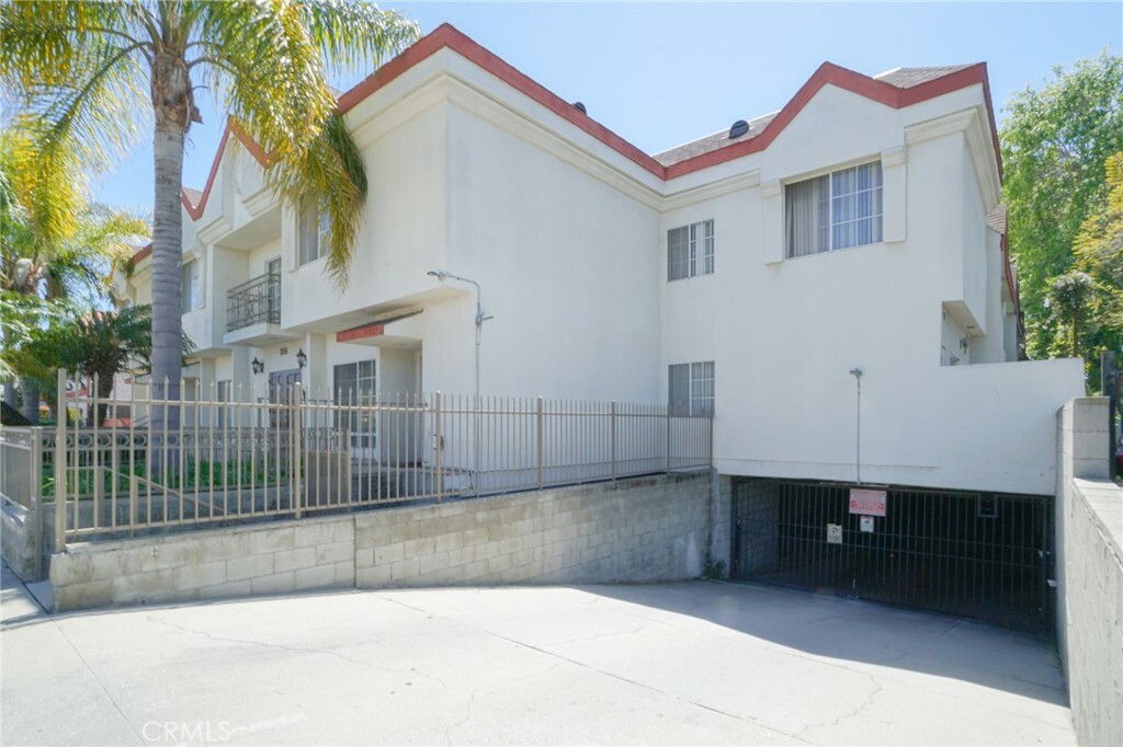 Property Photo:  856 W Beach Avenue 18  CA 90302 