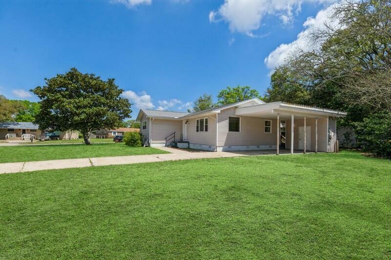 Property Photo:  113 NW Maurice Avenue  FL 32548 