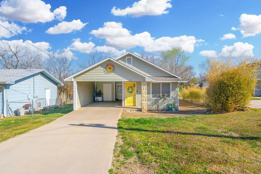 Property Photo:  1722 Chicago Ave  KS 67156 