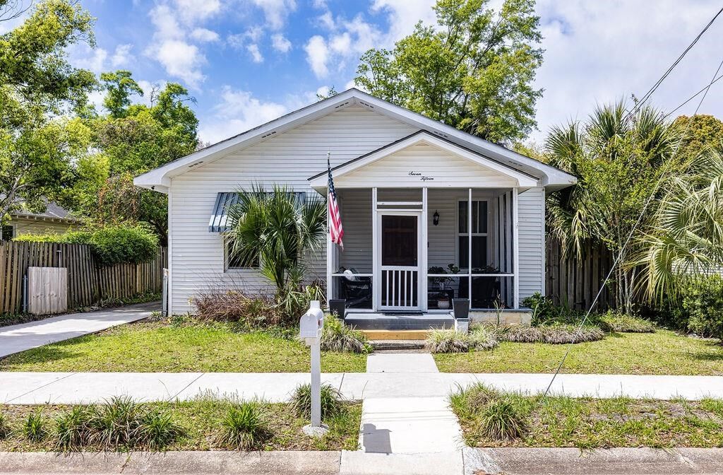 Property Photo: 715 S G St FL 32502
