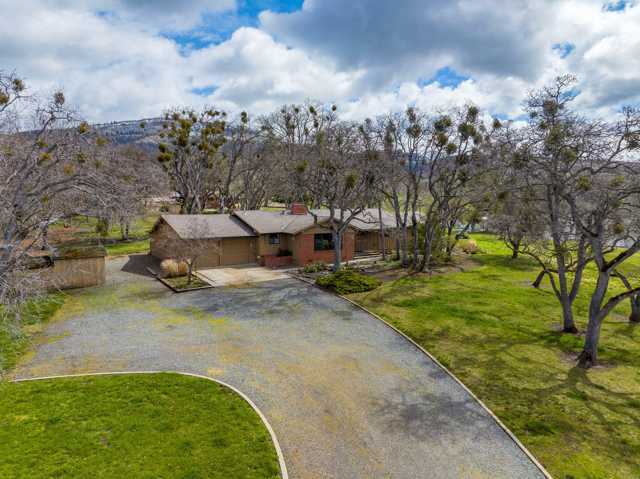 Property Photo:  1721 Oakmont Drive  OR 97504 