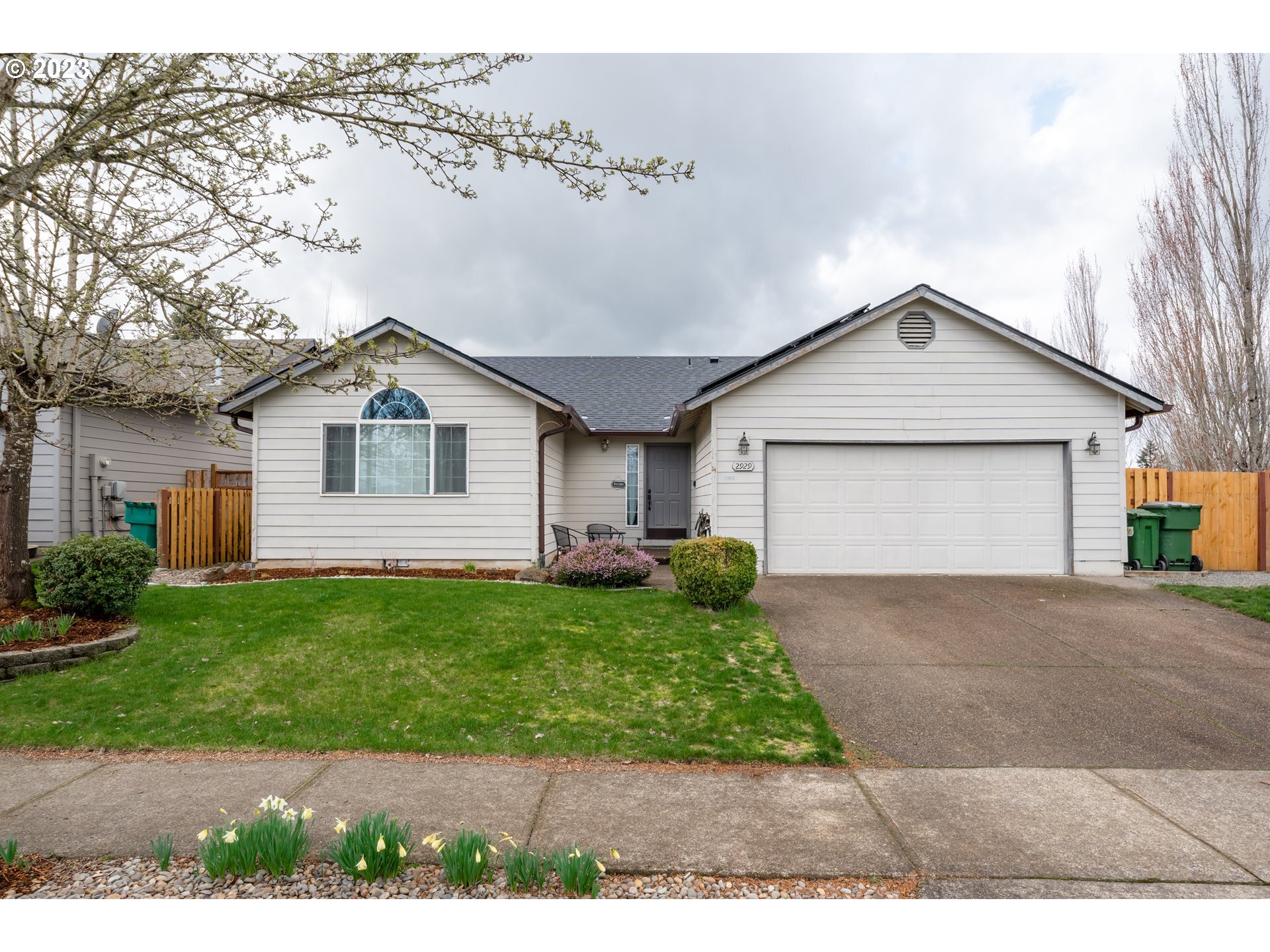 Property Photo:  2929 N Center St  OR 97132 