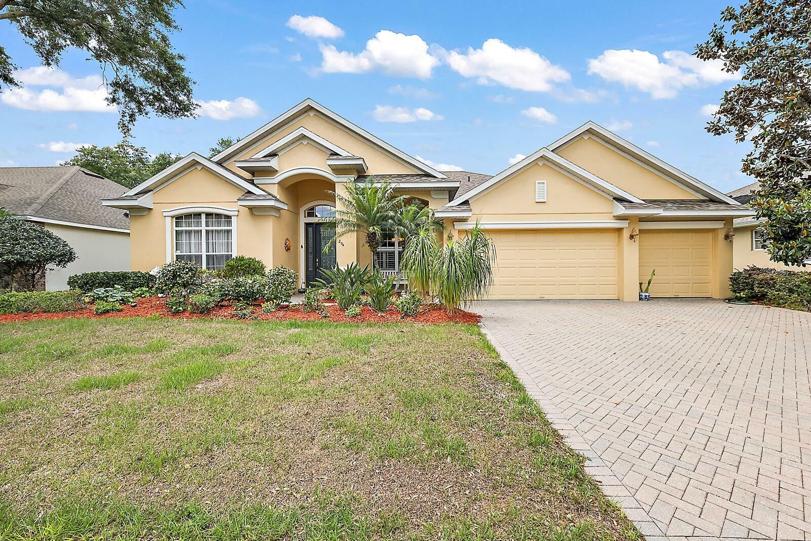 Property Photo:  204 E Blue Water Edge Drive  FL 32736 