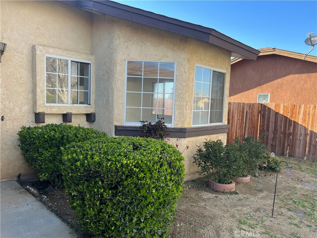 Property Photo:  44717 27th Street E  CA 93535 