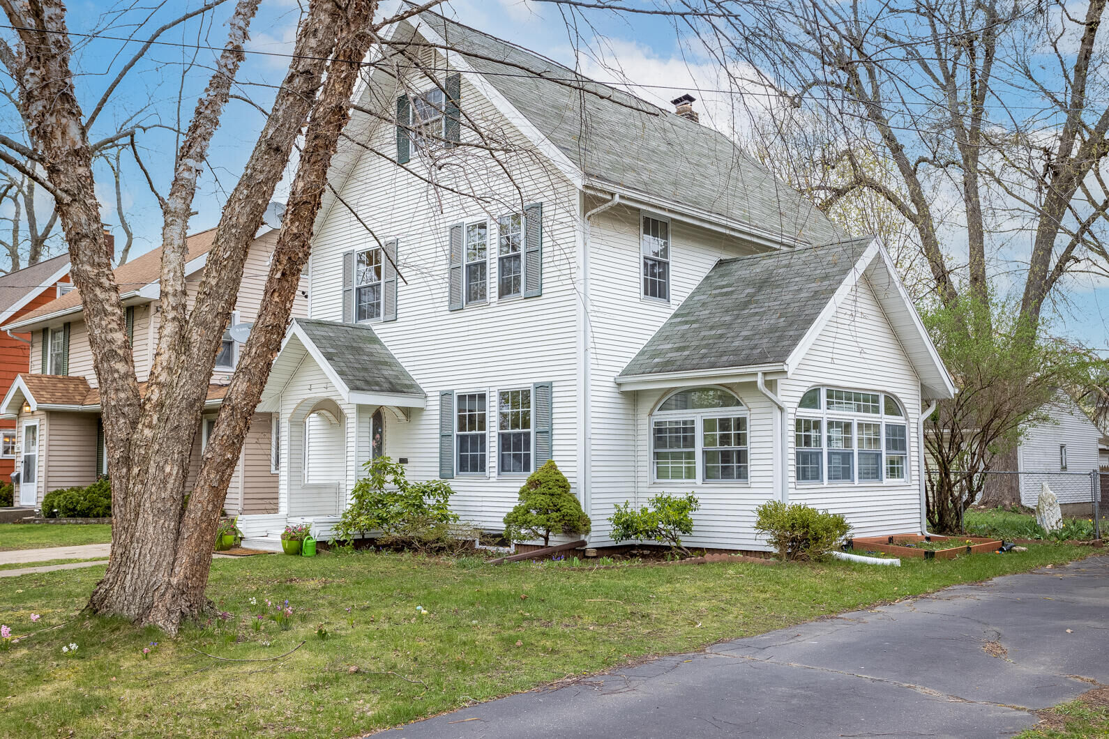 Property Photo:  1105 S Grinnell Street  MI 49203 