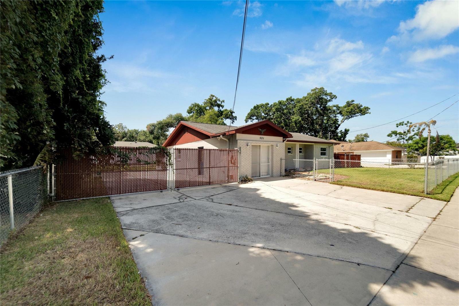 Property Photo:  521 E Lumsden Road  FL 33511 