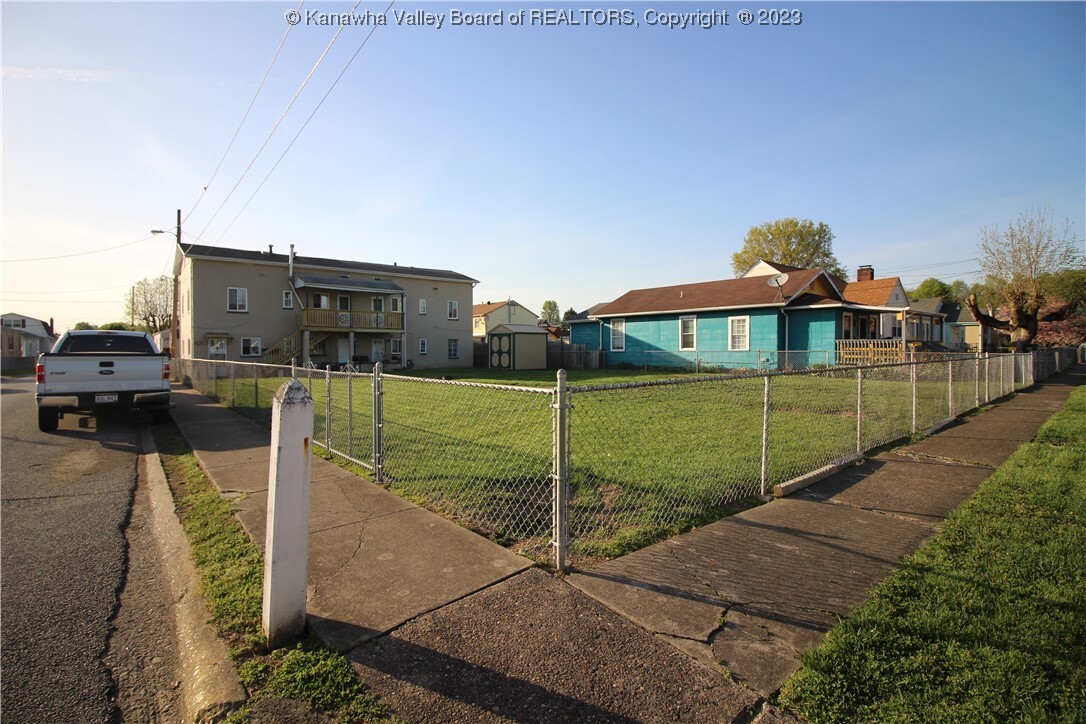 Property Photo: 445 1/2 17th Street Abcd WV 25064