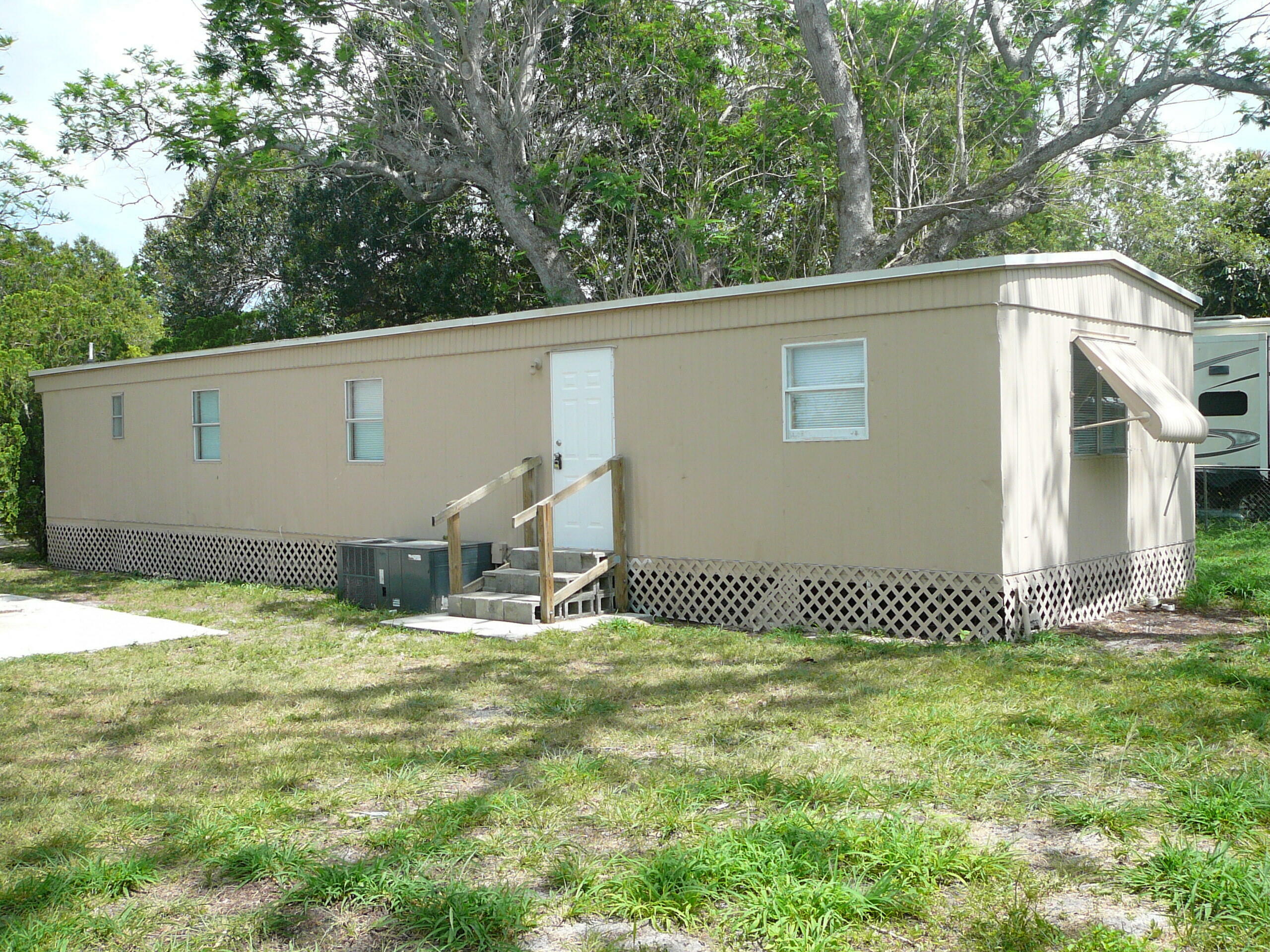 Property Photo:  1211 E Joy Lane  FL 34945 