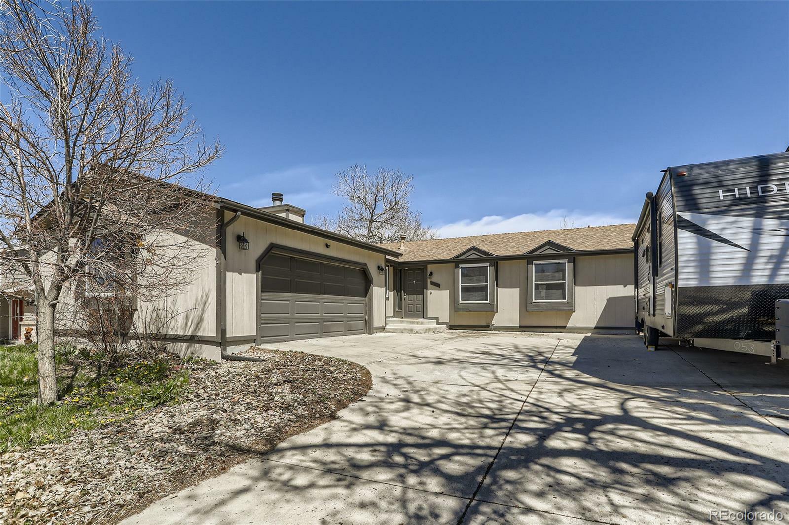 Property Photo:  2724 S Salida Street  CO 80013 