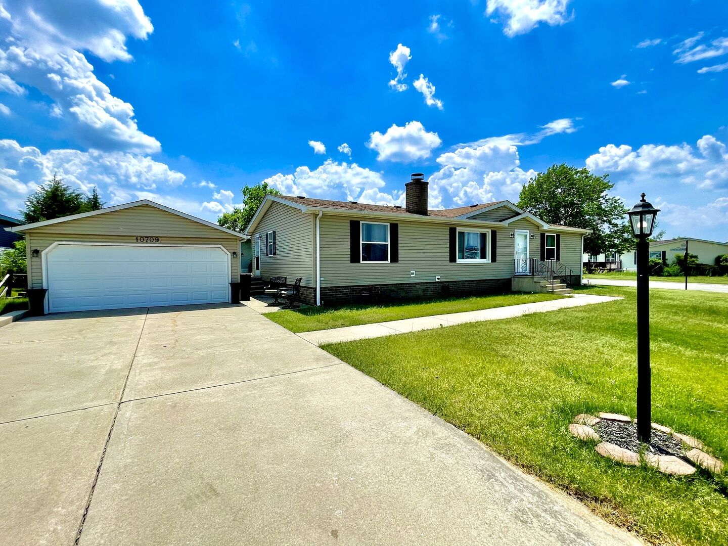 Property Photo: 10709 W Silver Lake Drive IL 60423