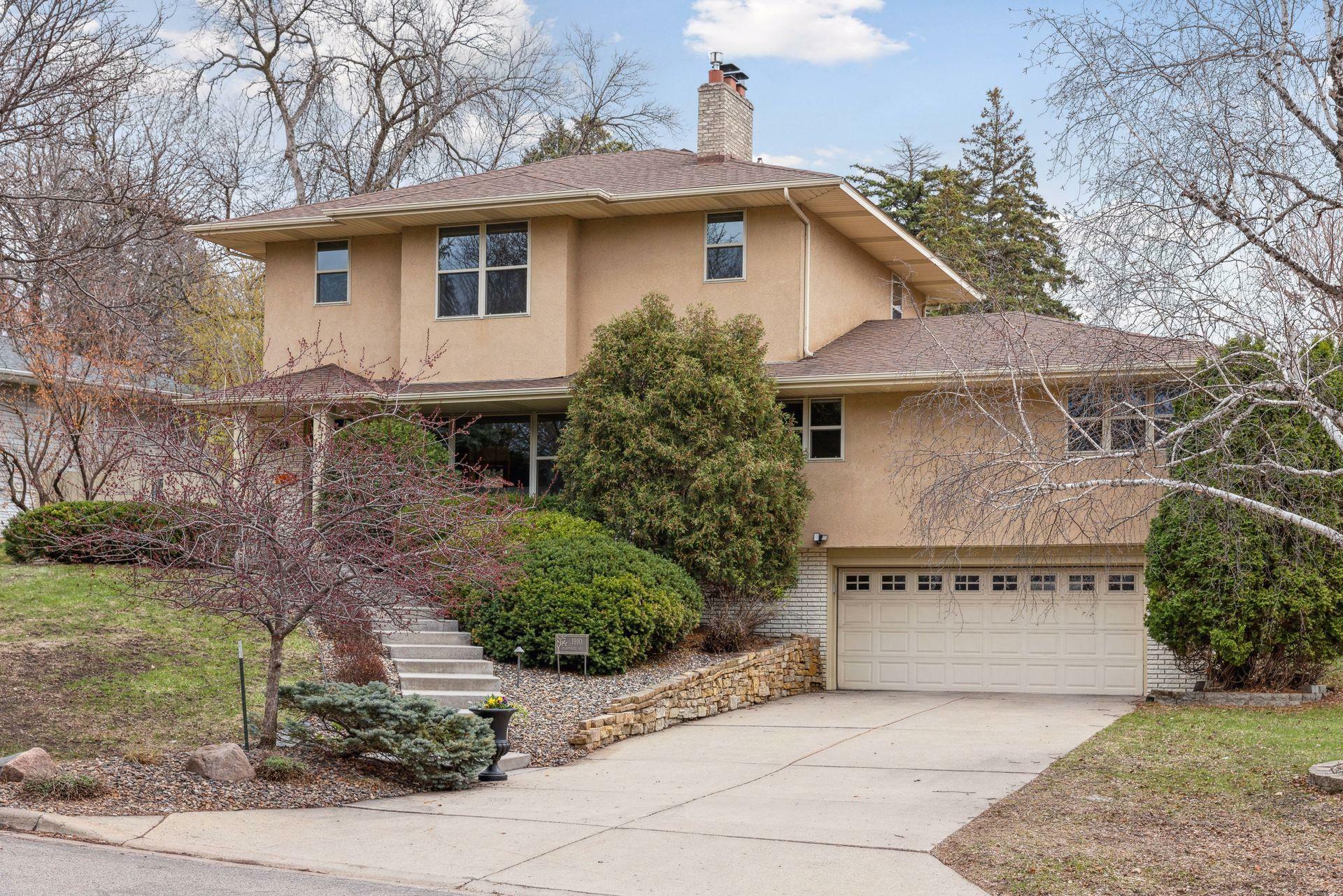 Property Photo:  1910 Hampshire Avenue  MN 55116 