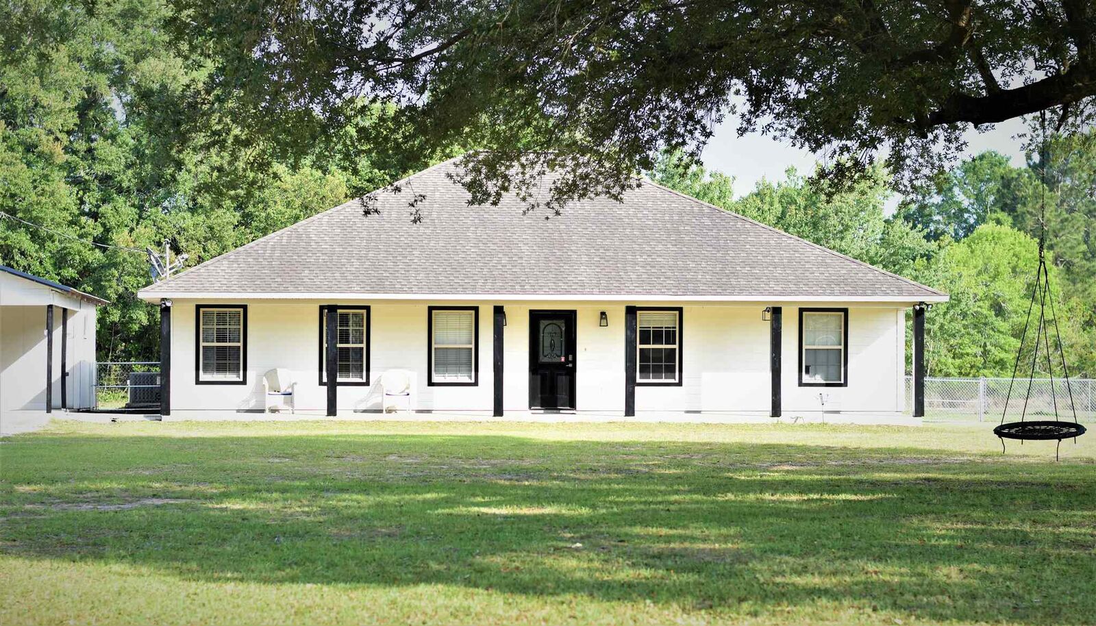 Property Photo: 6127 Leon Ln FL 32571