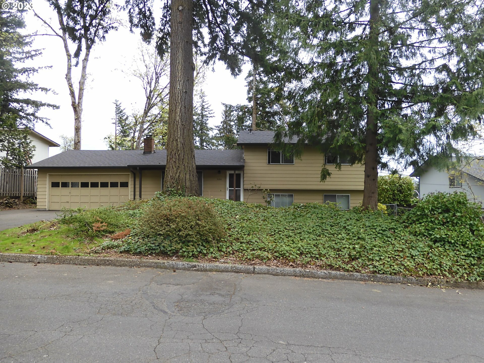 Property Photo:  5260 SE Hillwood Ave  OR 97267 