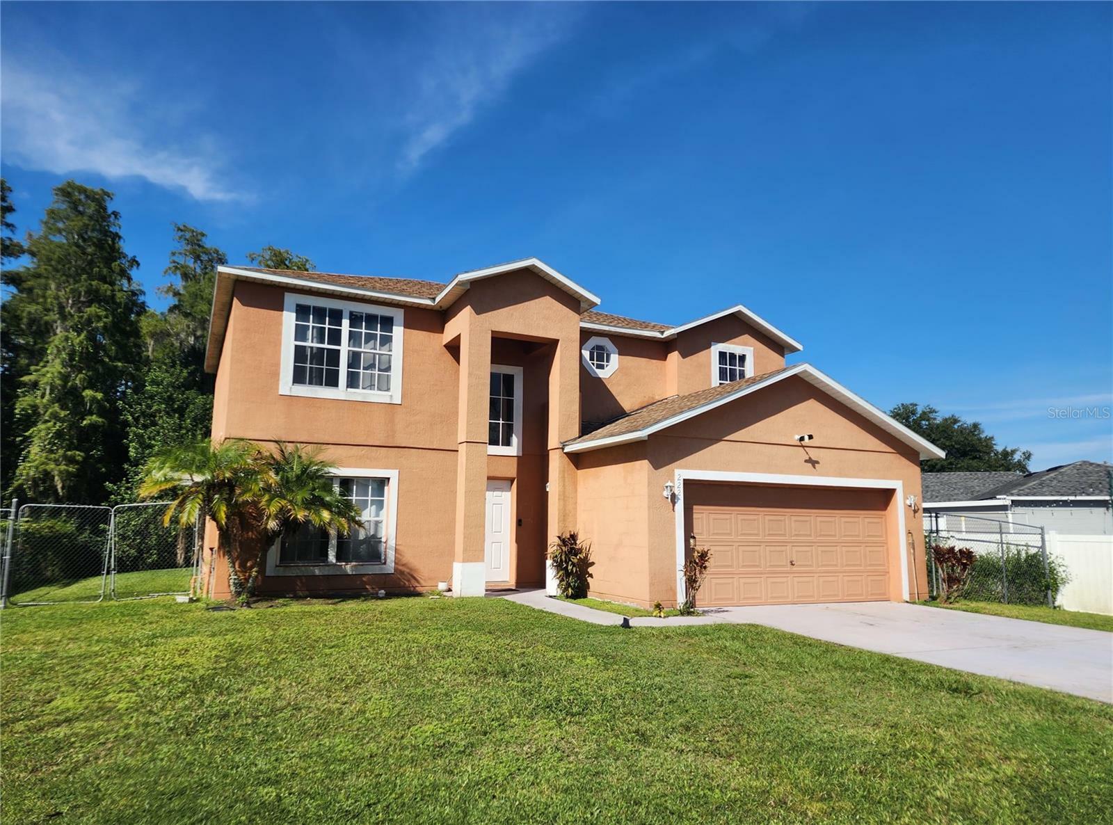 Property Photo: 222 Banbury Place FL 34758