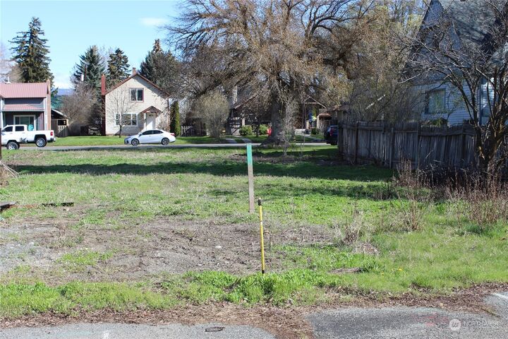 Property Photo:  706 E 4th Avenue  WA 98926 