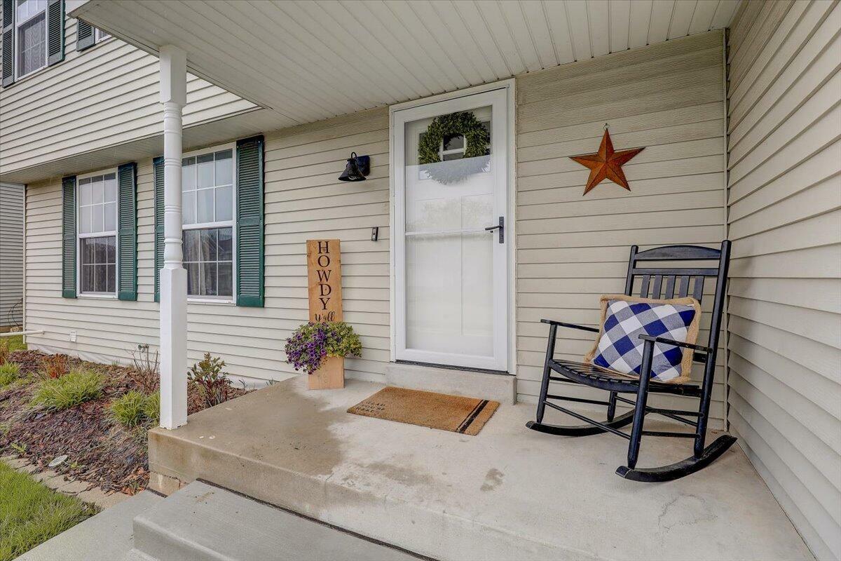 Property Photo: 1631 Redtail Dr WI 53027