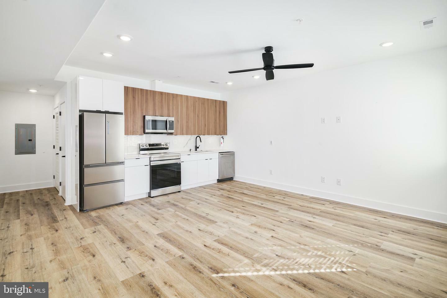 Property Photo:  640 Moore Street Unit 202  PA 19148 