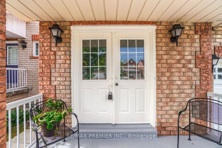 Property Photo: 193 Roxbury Street ON L3S 3T5