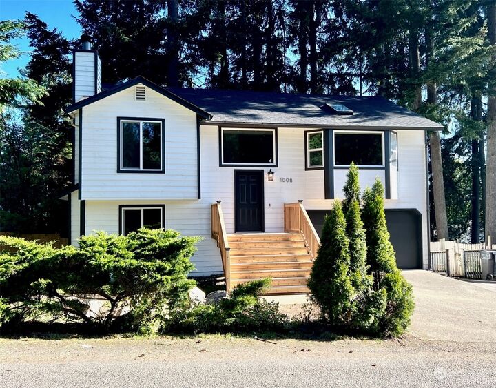Property Photo: 1008 NE Lombard Court WA 98311