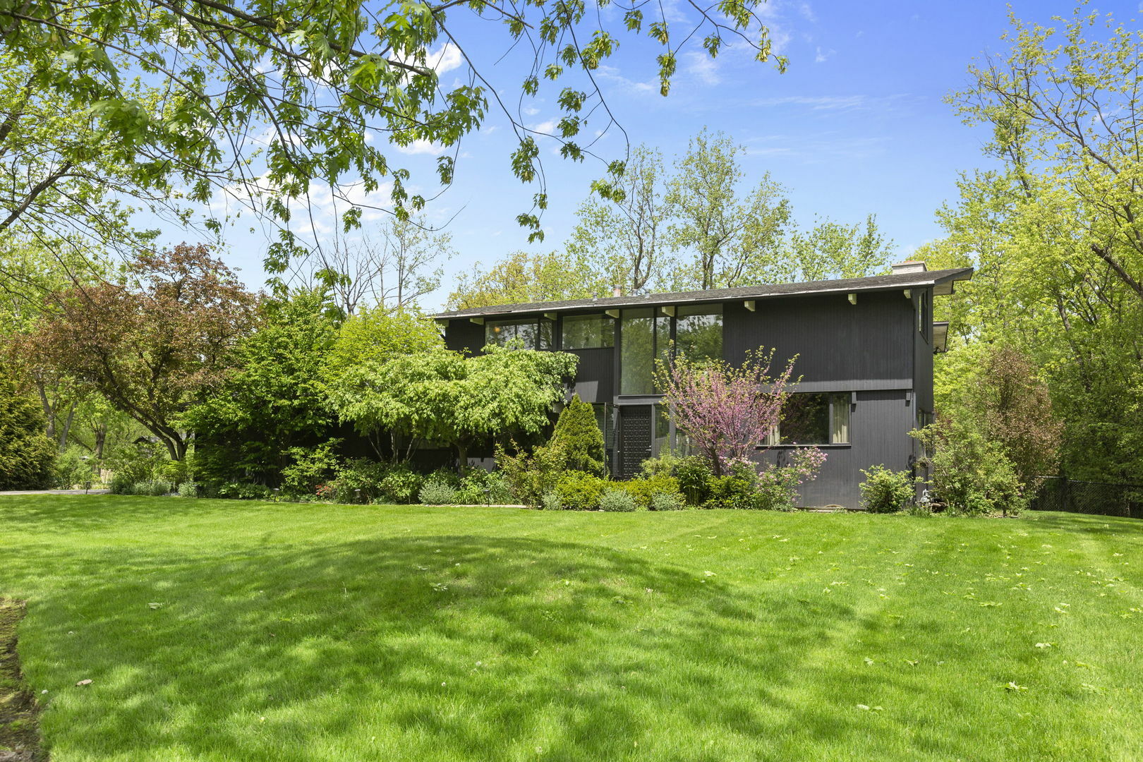 Property Photo: 2440 W Course Drive IL 60015