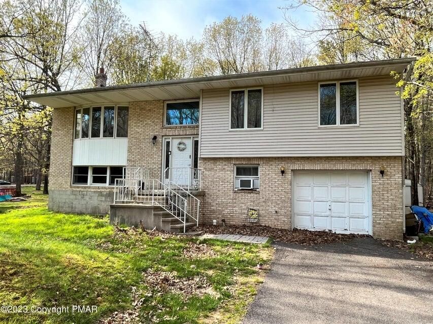 Property Photo: 124 Sycamore Circle PA 18210