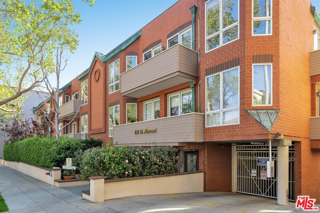 Property Photo:  121  N Almont Dr 303  CA 90211 